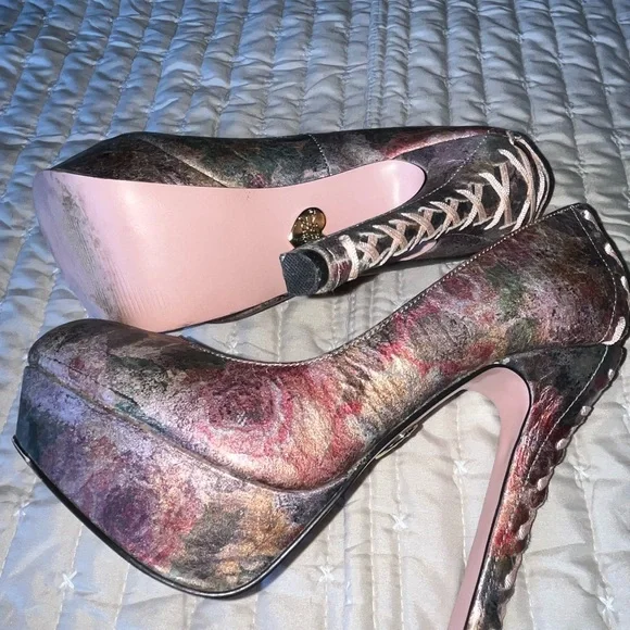 Betsey Johnson Artistic Multicolor Heels - Picture 10 of 10